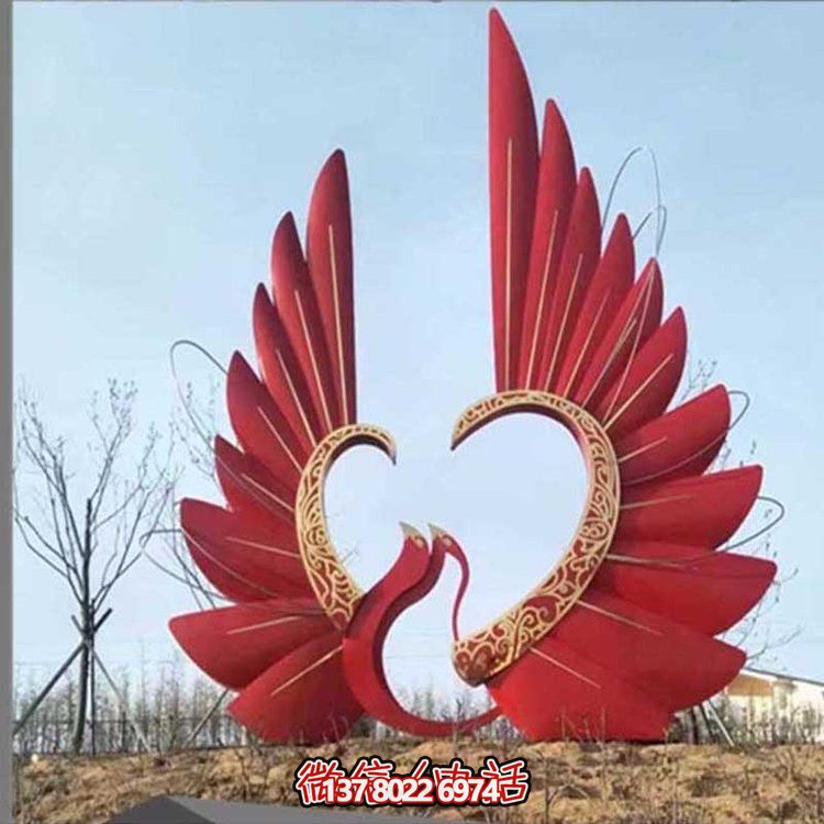 大型不銹鋼彩繪抽象鳳凰雕塑，為公園燈光亮化景觀