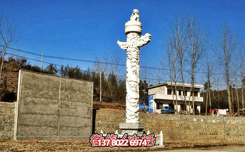 漢白玉華表雕塑，點綴農村廣場