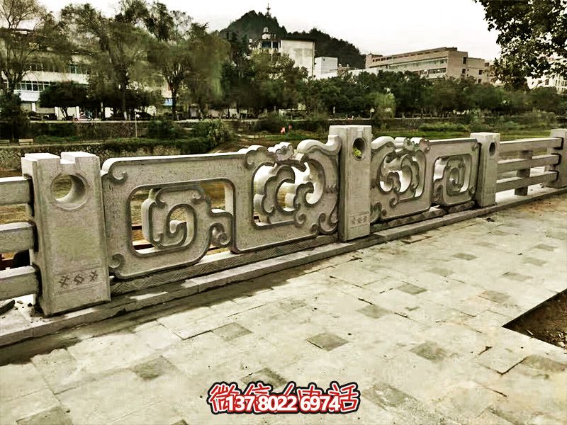 大理石石欄桿鏤空雕塑，讓湖邊的裝飾更加完美