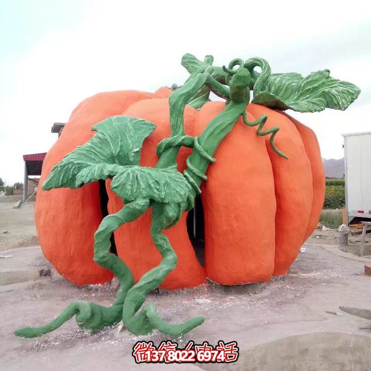 大型仿真南瓜雕塑，增添城市街道景觀